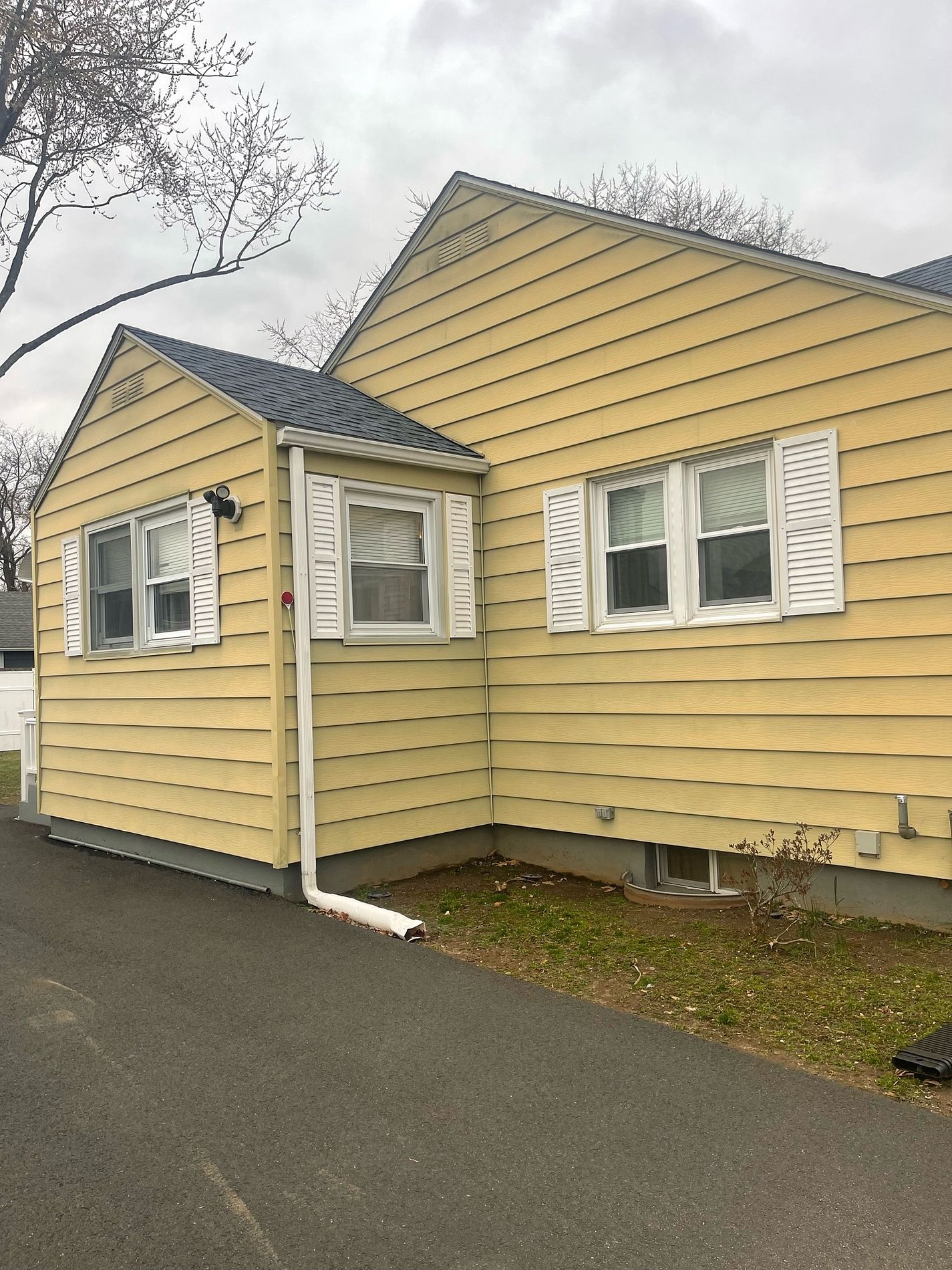 Original siding on May Road East Hartford CT before Nu-Face replacement