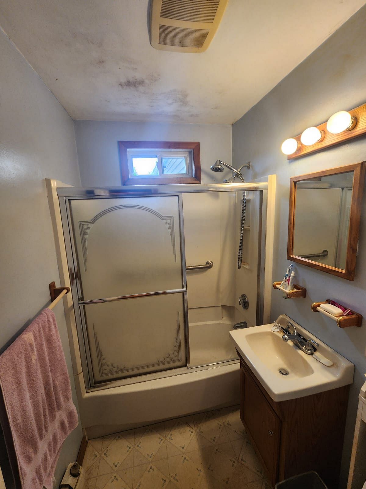 Original tub surround on Millbrook Drive East Hartford CT before Nu-Face remodel