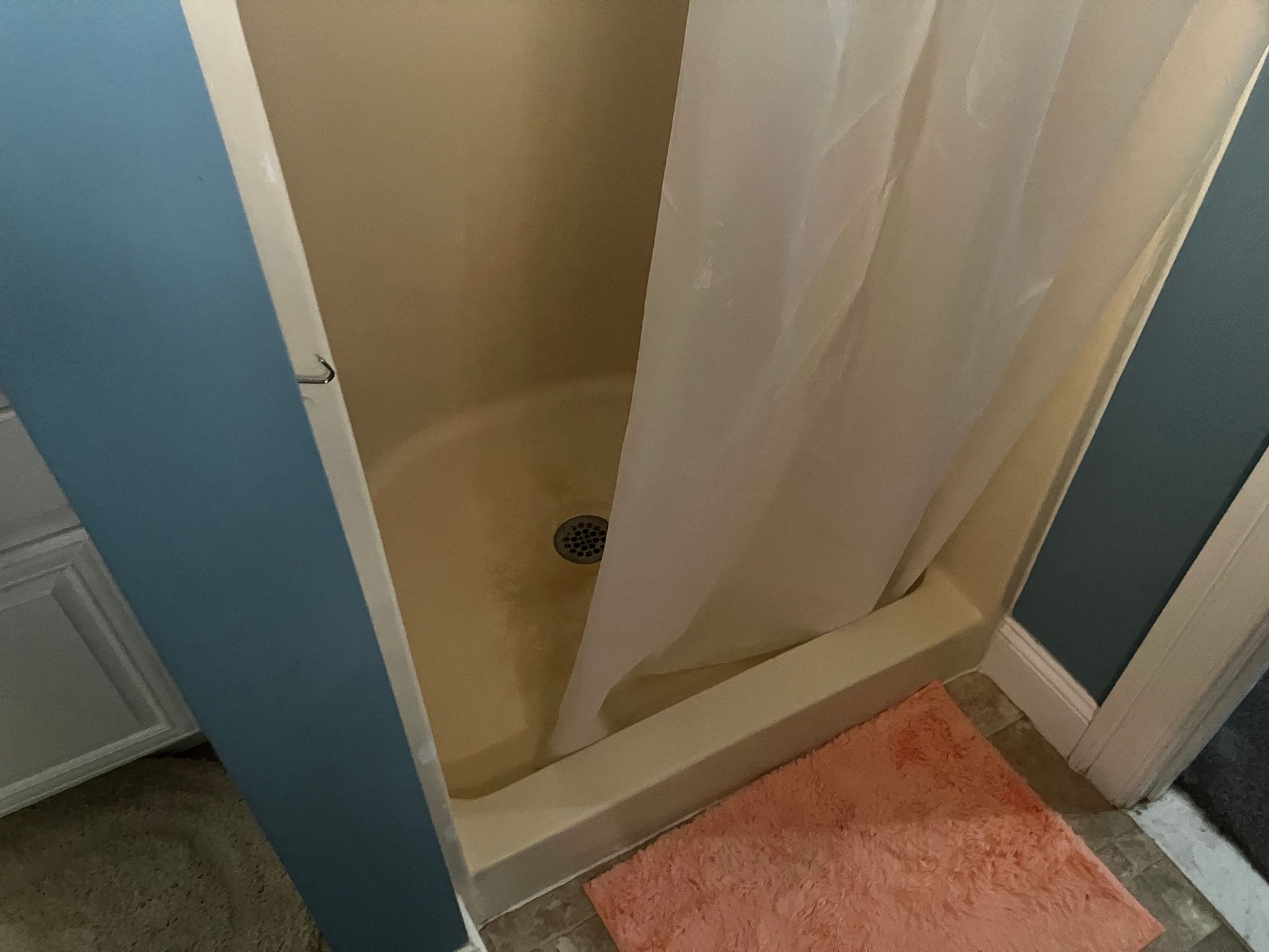 Original tub surround on Prasser Drive East Hartford CT before Nu-Face replacement