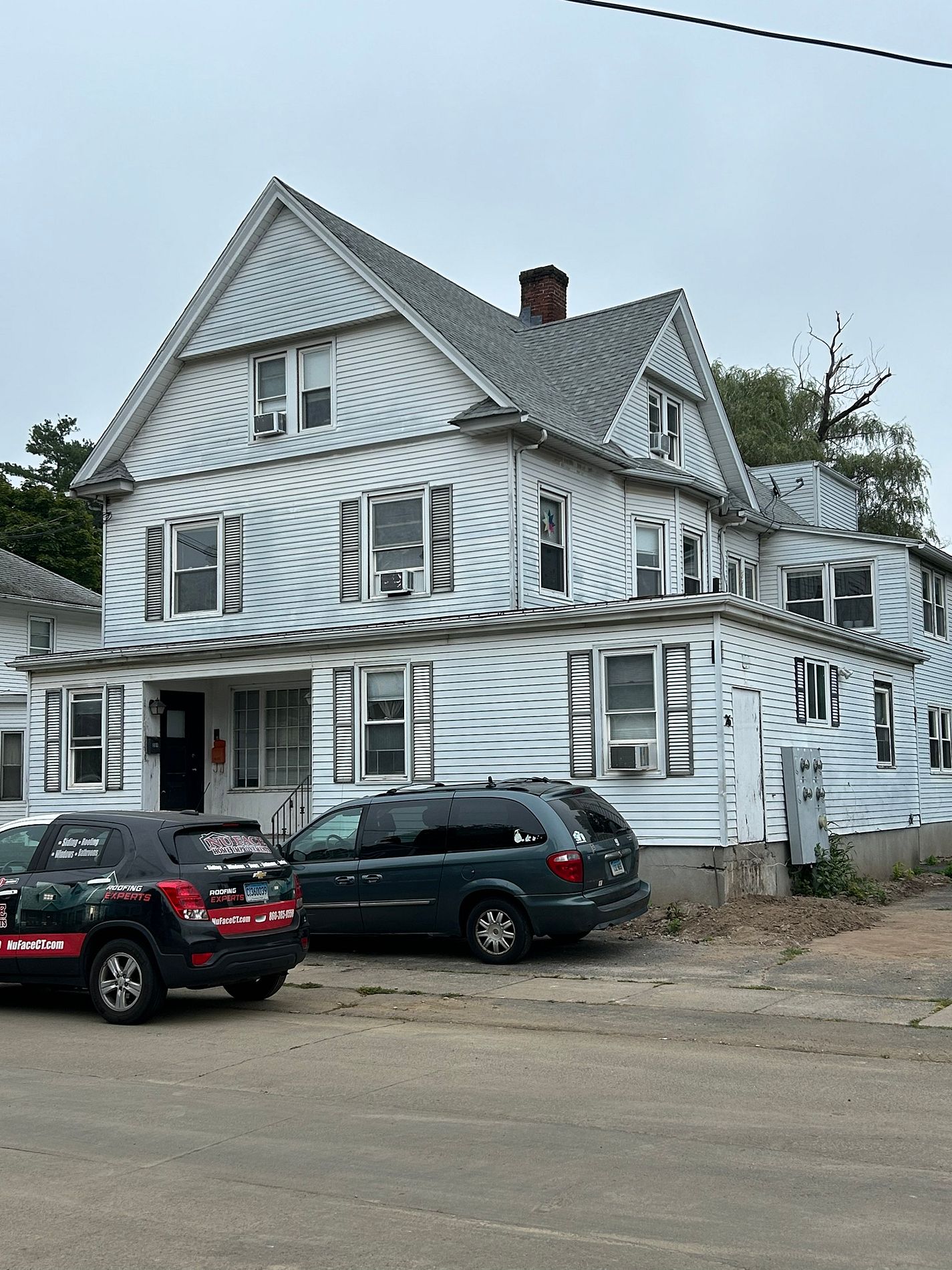 Entry-level bay window before replacement on Prospect Street in Windsor, CT
